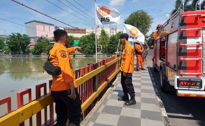 Wanita yang Bunuh Diri Melompat ke Kali Jagir Berhasil Ditemukan Wanita yang Bunuh Diri Melompat ke Kali Jagir Berhasil Ditemukan
