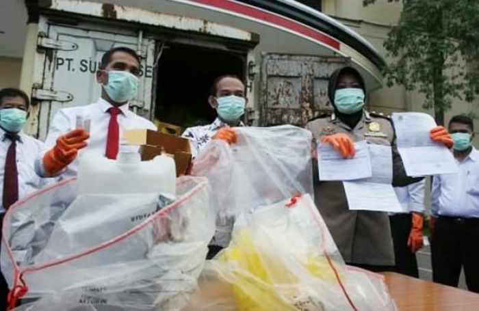 Satreskrim Polrestabes Surabaya Ungkap Mobil Box Pengangkut Limbah Medis Satreskrim Polrestabes Surabaya Ungkap Mobil Box Pengangkut Limbah Medis