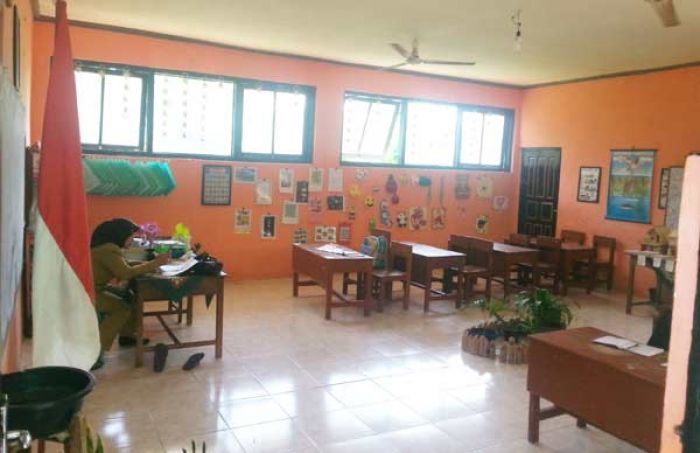 Kepala Sekolah Dimutasi, Siswa SDN Banaresep Timur I Sumenep Mogok Belajar Kepala Sekolah Dimutasi, Siswa SDN Banaresep Timur I Sumenep Mogok Belajar