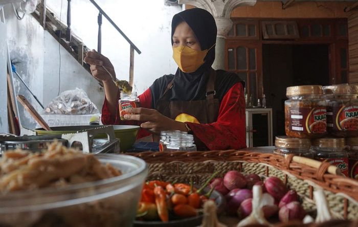 Terjual 1.000 Botol Setiap Bulan, Sambal Kraos dari Kota Kediri Terkenal Hingga NTT Terjual 1.000 Botol Setiap Bulan, Sambal Kraos dari Kota Kediri Terkenal Hingga NTT