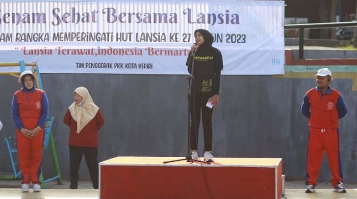 Bunda Fey Ajak Lansia Kota Kediri Tetap Sehat, Bugar dan Produktif Bunda Fey Ajak Lansia Kota Kediri Tetap Sehat, Bugar dan Produktif