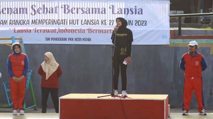 Bunda Fey Ajak Lansia Kota Kediri Tetap Sehat, Bugar dan Produktif