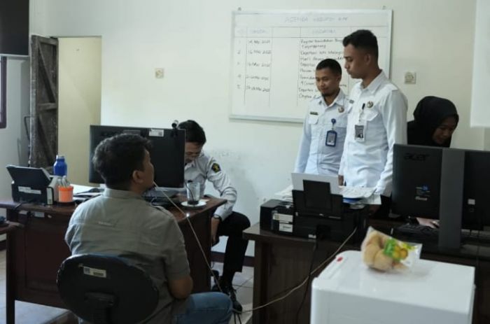 Imigrasi Kediri Serah Terima WN Filipina Pelanggar Hukum Keimigrasian ke Rumah Detensi Surabaya