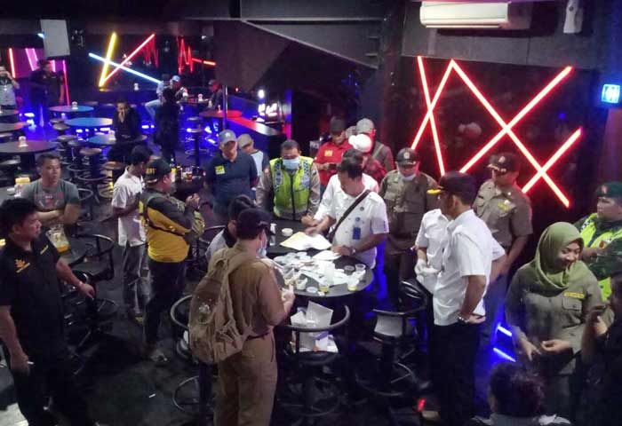 Petugas Gabungan di Tuban Kembali Obok-obok Tempat Hiburan Malam Petugas Gabungan di Tuban Kembali Obok-obok Tempat Hiburan Malam
