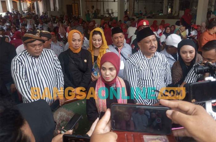 Istri Ganjar Pranowo Bertemu Pengrajin Tahu di Gresik Istri Ganjar Pranowo Bertemu Pengrajin Tahu di Gresik