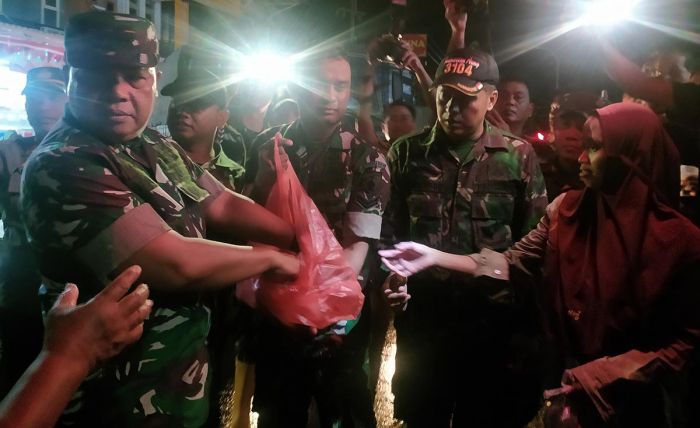 Tinjau Banjir di Sampang, Pangdam V/Brawijaya Salurkan Bantuan Tinjau Banjir di Sampang, Pangdam V/Brawijaya Salurkan Bantuan