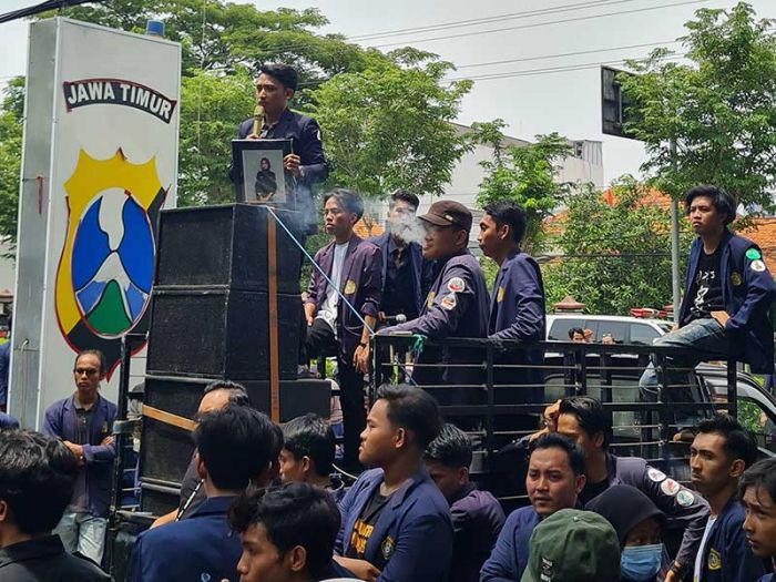 Mahasiswa Hingga Rektor UTM Unjuk Rasa, Desak Polres Bangkalan Hukum Mati Pelaku Pembakar Mahasiswi Mahasiswa Hingga Rektor UTM Unjuk Rasa, Desak Polres Bangkalan Hukum Mati Pelaku Pembakar Mahasiswi