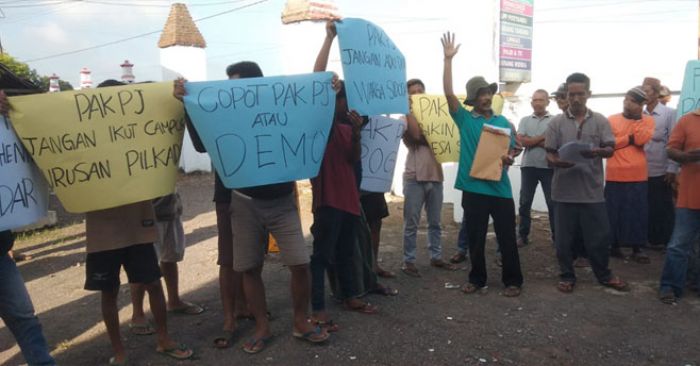 Warga Demo Kantor Desa Sidodadi Probolinggo, Tuntut Pj Kades Diganti
