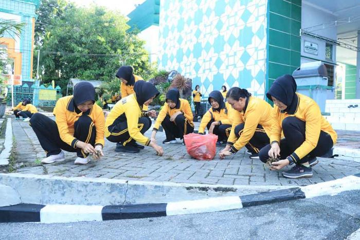 Dukung Program Presiden, Kapolres Gresik Bersih-bersih Lingkungan Masjid Agung