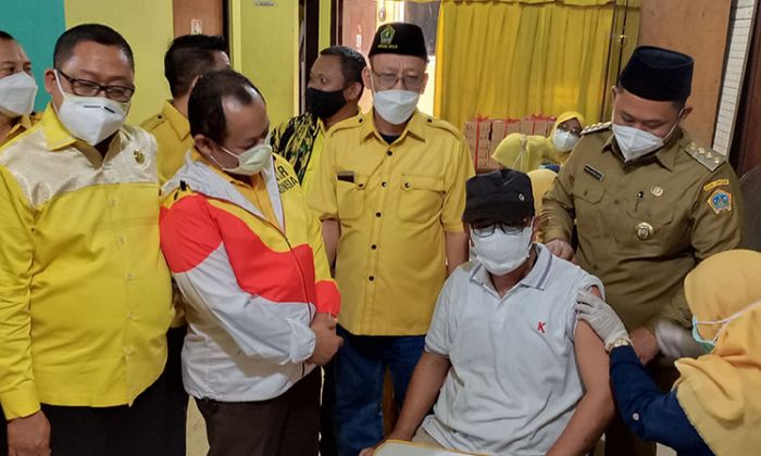 Untuk 1.000 Orang, Vaksinasi Massal di Golkar Gresik Dihadiri Bupati Gus Yani dan Ketua DPD Jatim Untuk 1.000 Orang, Vaksinasi Massal di Golkar Gresik Dihadiri Bupati Gus Yani dan Ketua DPD Jatim