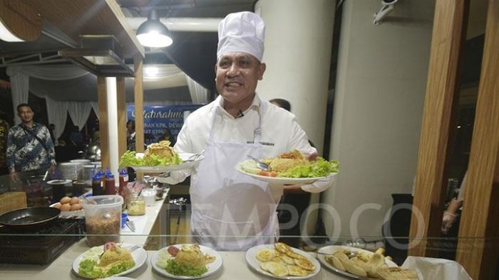 Ketua KPK Nyanyi-Nyanyi dan Masak Nasi Goreng, BW Sindir Konyol dan Kalah dengan Satpam Ketua KPK Nyanyi-Nyanyi dan Masak Nasi Goreng, BW Sindir Konyol dan Kalah dengan Satpam
