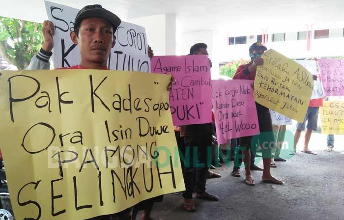 Diduga Selingkuh, Oknum Kasun di Blitar Didemo dan Dipaksa Mundur Warganya Sendiri Diduga Selingkuh, Oknum Kasun di Blitar Didemo dan Dipaksa Mundur Warganya Sendiri