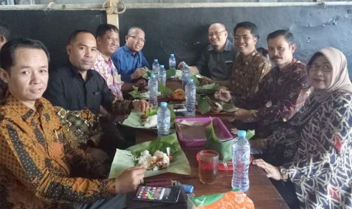 Ketua DPRD Gresik dan Peradi Bahas Bantuan Hukum untuk Warga Kurang Mampu Ketua DPRD Gresik dan Peradi Bahas Bantuan Hukum untuk Warga Kurang Mampu