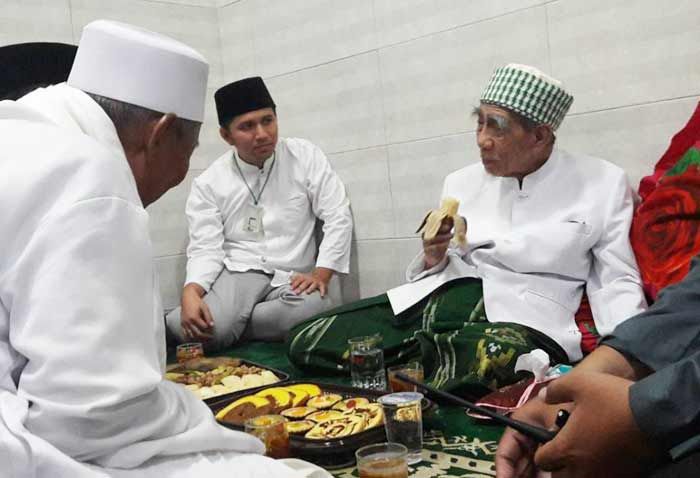 Hadiri Haul Sunan Ampel, Emil Disambut Habib Luthfi dan Mbah Moen Hadiri Haul Sunan Ampel, Emil Disambut Habib Luthfi dan Mbah Moen