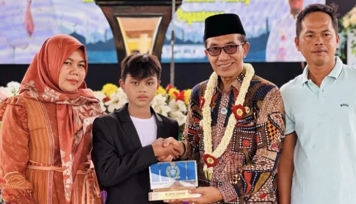 Harumkan Pamekasan, Bupati Kholil Apresiasi Rafi Ahmad yang Berhasil Juarai Kejurprov Motocross 65cc Harumkan Pamekasan, Bupati Kholil Apresiasi Rafi Ahmad yang Berhasil Juarai Kejurprov Motocross 65cc