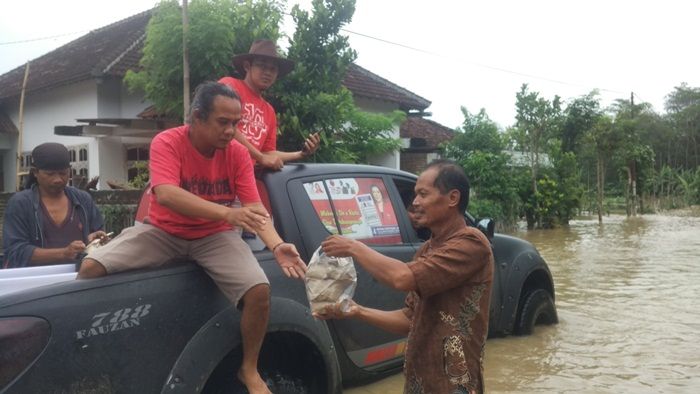 Bantu Warga Terdampak Banjir, Duo Caleg PDIP Bagikan 2.000 Nasi Bungkus Bantu Warga Terdampak Banjir, Duo Caleg PDIP Bagikan 2.000 Nasi Bungkus