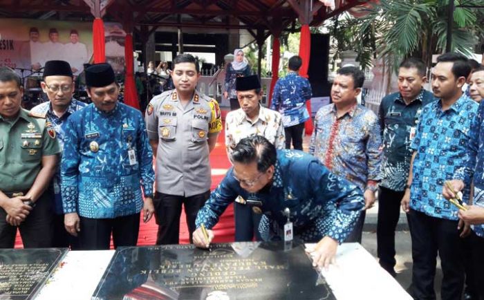 Resmikan Alun-alun Gresik, Bupati Sambari Pastikan Semua Eks PKL Ditampung Resmikan Alun-alun Gresik, Bupati Sambari Pastikan Semua Eks PKL Ditampung