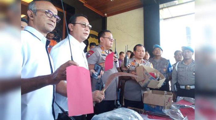 Polda Jatim Amankan 38 Bom Molotov dari Pelaku Pembakaran Mapolsek Tambelangan Polda Jatim Amankan 38 Bom Molotov dari Pelaku Pembakaran Mapolsek Tambelangan