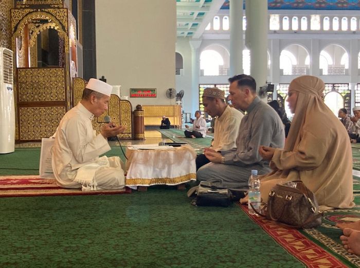 Luar Biasa! WN Inggris dan Pemuda asal NTT Ikrar Syahadat di Masjid Al Akbar Surabaya Luar Biasa! WN Inggris dan Pemuda asal NTT Ikrar Syahadat di Masjid Al Akbar Surabaya