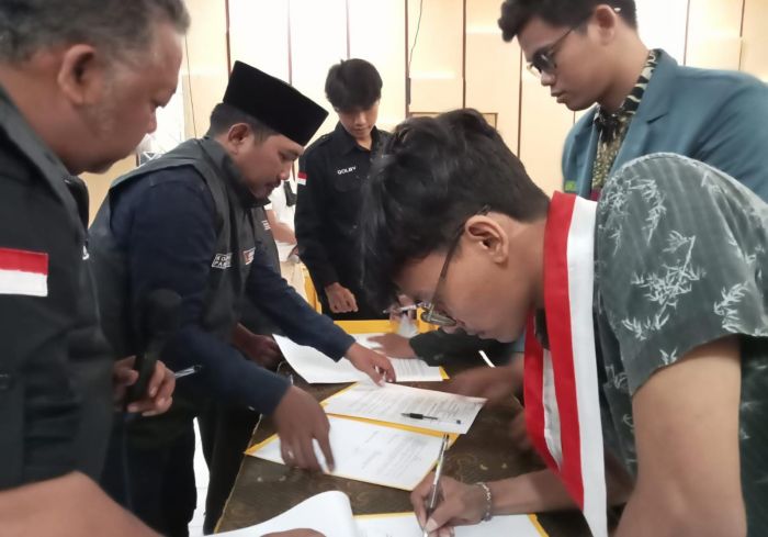 Panwascam Sidoarjo Teken MoU Wujudkan Pilkada Damai dengan Berbagai Organisasi Panwascam Sidoarjo Teken MoU Wujudkan Pilkada Damai dengan Berbagai Organisasi