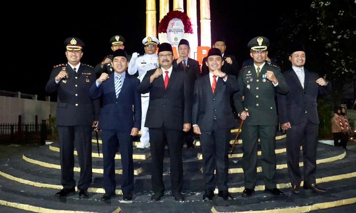 Momen Khidmat Apel Kehormatan dan Renungan Suci di Taman Makam Pahlawan Kota Pasuruan Momen Khidmat Apel Kehormatan dan Renungan Suci di Taman Makam Pahlawan Kota Pasuruan