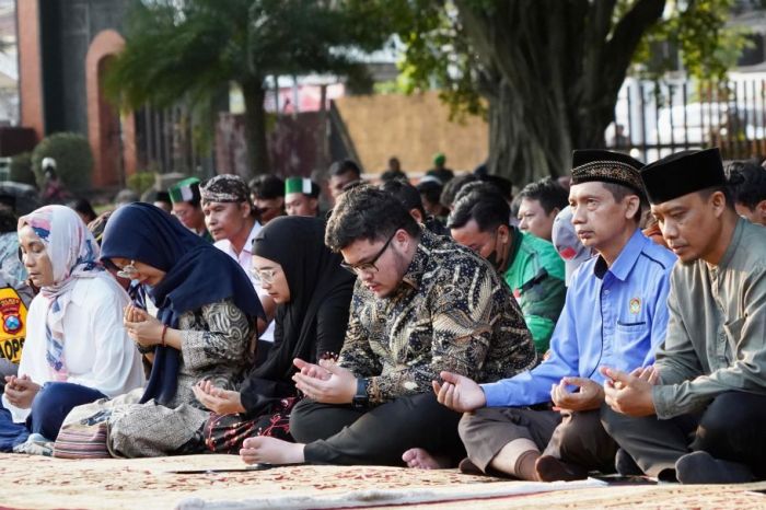 Gelar Doa Bersama di Depan Pemkab Kediri, Bupati Dhito: Jangan Larut dalam Kesedihan