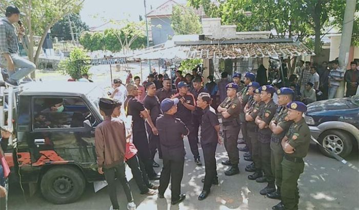 Demo Mahasiswa IAIN Madura Diwarnai Bakar Ban dan Pemukulan Oknum Menwa Demo Mahasiswa IAIN Madura Diwarnai Bakar Ban dan Pemukulan Oknum Menwa