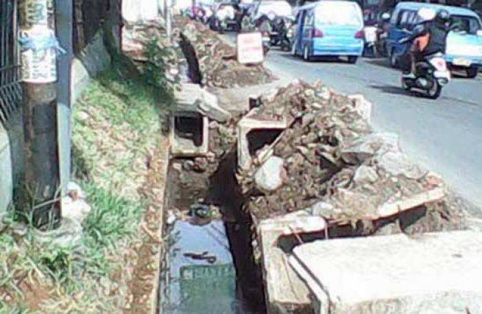 Terkesan Asal-asalan, Pengerjaan Proyek Drainase di Desa Pendem Dikeluhkan Warga Terkesan Asal-asalan, Pengerjaan Proyek Drainase di Desa Pendem Dikeluhkan Warga