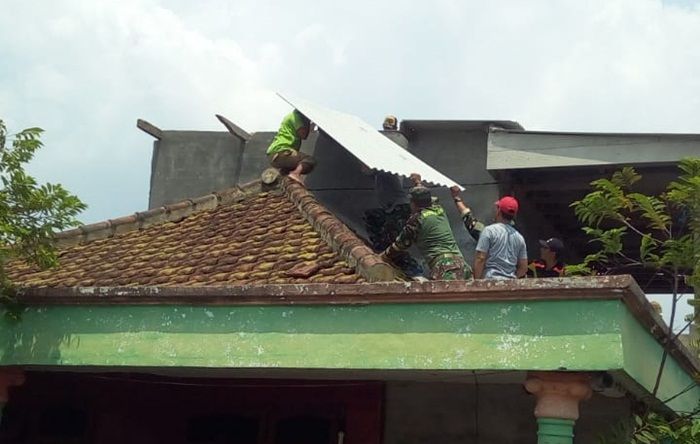 Angin Kencang Terjang Tulangan, Puluhan Atap Rumah Rusak