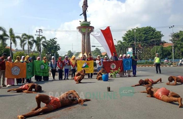 Peringati Wafatnya Aktivis Lingkungan, Mapala Tuban Gelar Aksi Solidaritas dan Tanam Pohon