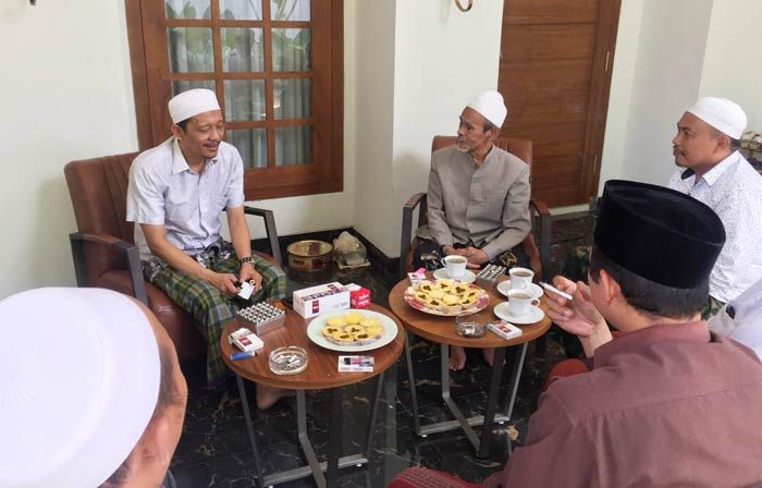 Pengasuh Ponpes Sidogiri Enggan Temui Sandiaga Uno: Saya di Pilpres Hanya Dukung Ulama NU Pengasuh Ponpes Sidogiri Enggan Temui Sandiaga Uno: Saya di Pilpres Hanya Dukung Ulama NU