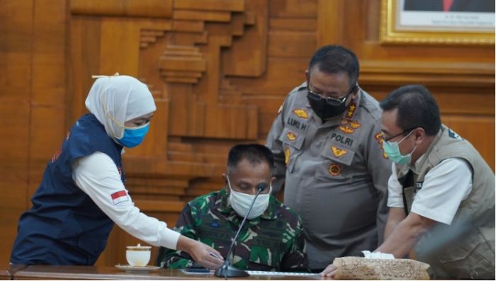 Rapid Test PMI Malaysia asal Jatim Negatif, Khofifah: Mereka Diberi Gelang untuk Screening Berlapis