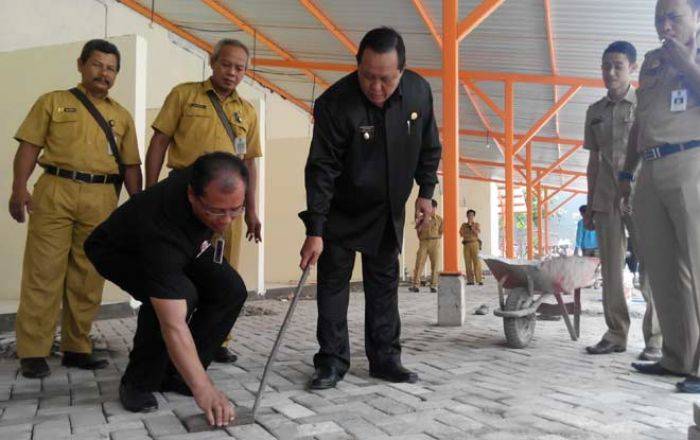 Tak Penuhi Standar Kemiringan, Paving Pasar Kliwon Dibongkar