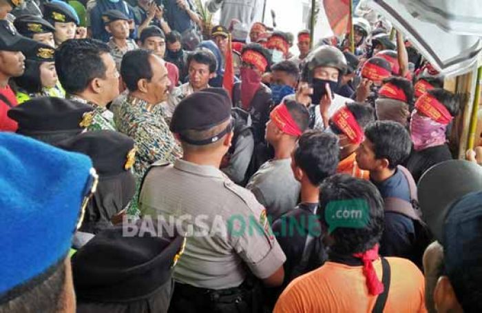 Tak Dipekerjakan, Warga Ring 1 Protes PT Swabina Gatra, Luruk Kantor Bupati dan DPRD