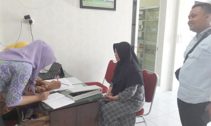 Tersangka dan Berkas Perkara Penghina Jokowi Dilimpahkan ke Kejari Blitar Tersangka dan Berkas Perkara Penghina Jokowi Dilimpahkan ke Kejari Blitar