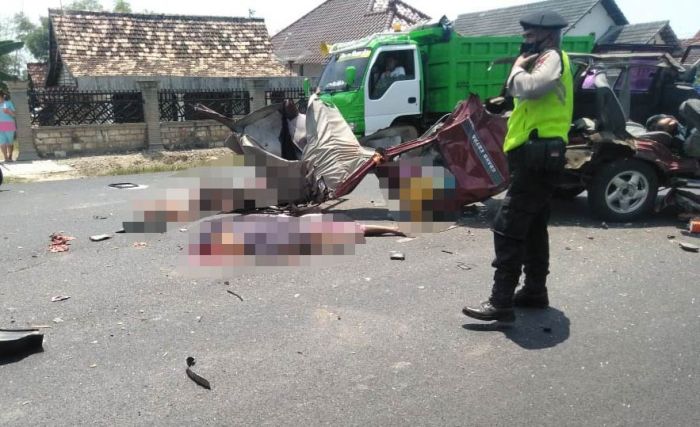 Kecelakaan Maut Kijang Vs Truk di Pantura Tuban, 6 Orang Tewas di Lokasi Kecelakaan Maut Kijang Vs Truk di Pantura Tuban, 6 Orang Tewas di Lokasi