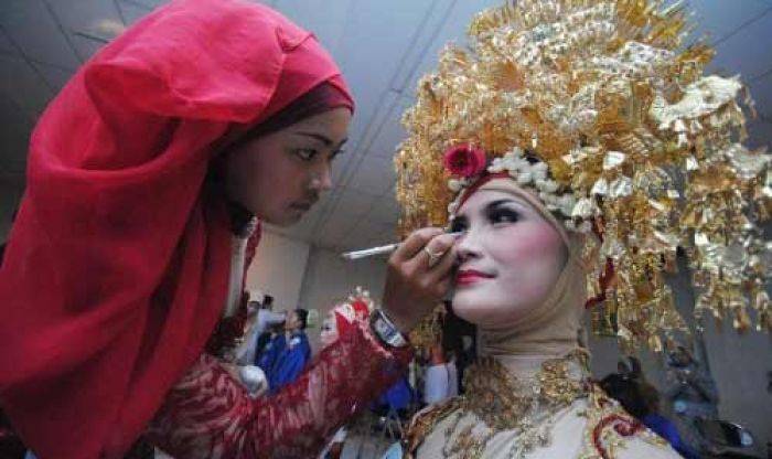 Dinsos Surabaya Gelar Nikah Massal Sekaligus Lomba Rias Pengantin Dinsos Surabaya Gelar Nikah Massal Sekaligus Lomba Rias Pengantin