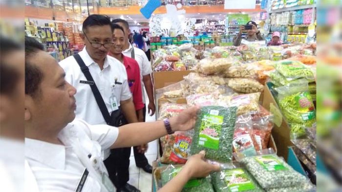 Sidak Pasar dan Supermarket, Diskoperindag Tuban Temukan Mamin Kadaluarsa Hingga Borax