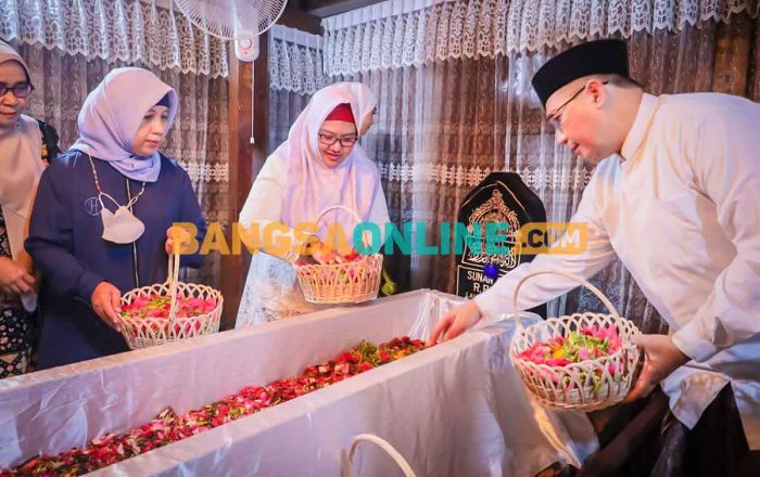 Malam 25 Ramadhan, Berikut Pesan Wakil Bupati Gresik saat Ziarah ke Makam Sunan Giri