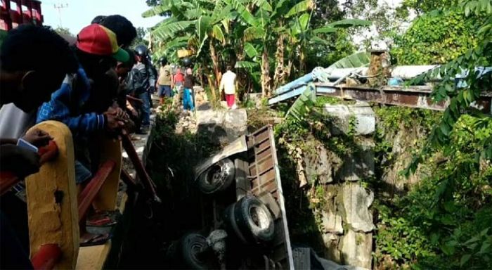 Truk Trailer Bermuatan Asbes Terjun Bebas ke Sungai di Pademawu Pamekasan Truk Trailer Bermuatan Asbes Terjun Bebas ke Sungai di Pademawu Pamekasan