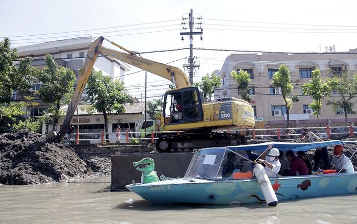 Naiki Perahu dari Dermaga Taman Ekspresi, Wawali Armuji Tinjau Normalisasi Kali Mas Naiki Perahu dari Dermaga Taman Ekspresi, Wawali Armuji Tinjau Normalisasi Kali Mas