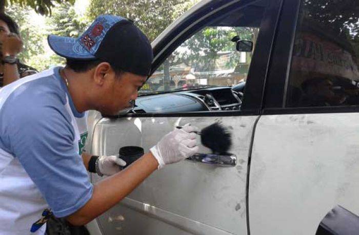 Kaca Mobil Dipecah, Uang Rp 85 Juta Milik Pak Haji di Bojonegoro Raib Kaca Mobil Dipecah, Uang Rp 85 Juta Milik Pak Haji di Bojonegoro Raib