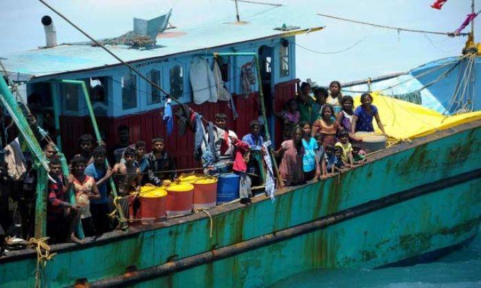 Sempat Dihalau ke tengah Laut, Kapal Imigran kembali Terdampar di Aceh Sempat Dihalau ke tengah Laut, Kapal Imigran kembali Terdampar di Aceh