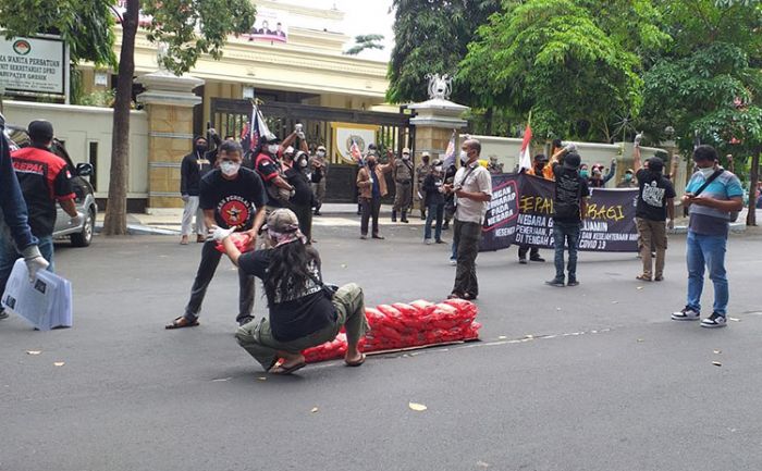 Demo di Depan Kantor DPRD Gresik, Gepal Desak Penuntasan Kasus Korupsi di PDAM