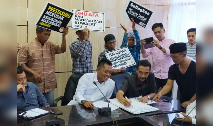 Terkait Pemakzulan Bupati Jember, Sejumlah Anggota DPRD Tandatangani Dukungan Terkait Pemakzulan Bupati Jember, Sejumlah Anggota DPRD Tandatangani Dukungan