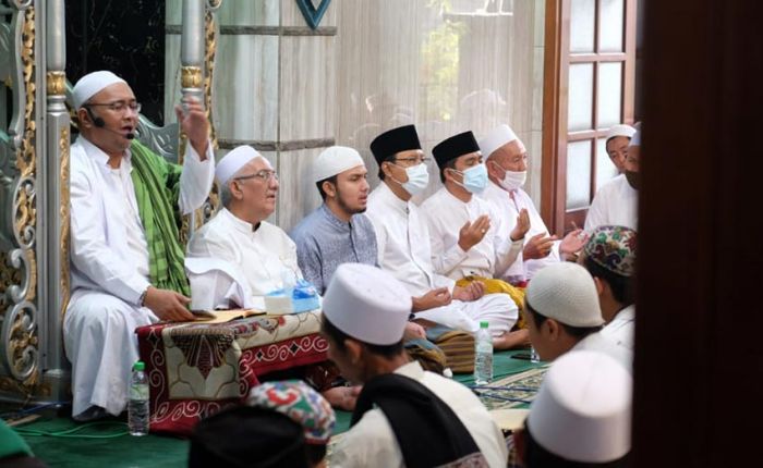 Lepas Subuh, Gus Ipul-Mas Adi Melebur Bareng Ratusan Jemaah Selasa Pahing Lepas Subuh, Gus Ipul-Mas Adi Melebur Bareng Ratusan Jemaah Selasa Pahing