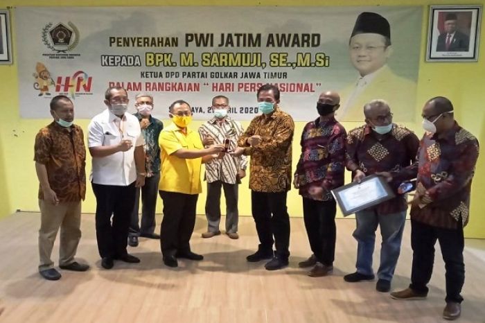 Ketua DPD Partai Golkar Jatim Terima PWI Jatim Award Ketua DPD Partai Golkar Jatim Terima PWI Jatim Award