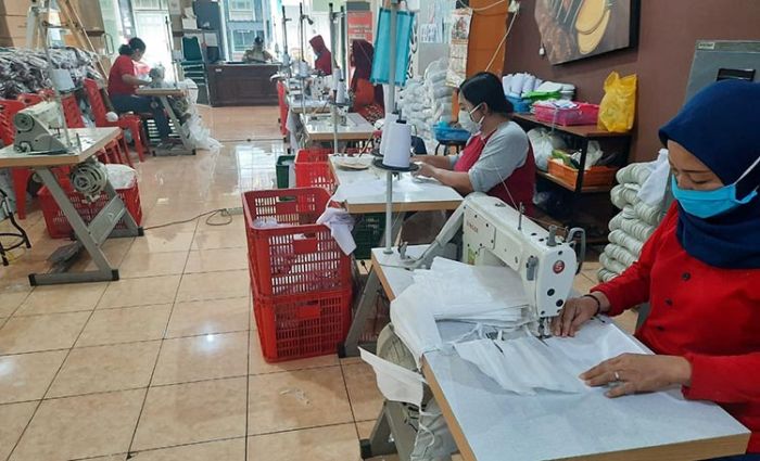 Pemkot Surabaya Berdayakan UMKM Produksi Ribuan Masker dan APD Pemkot Surabaya Berdayakan UMKM Produksi Ribuan Masker dan APD