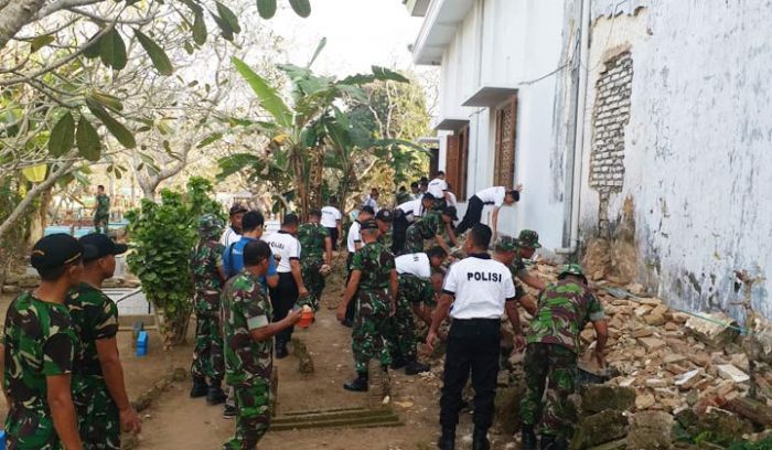 Gelar Giat Bakti Religi, Polisi dan TNI di Bangkalan Bersihkan Masjid Gelar Giat Bakti Religi, Polisi dan TNI di Bangkalan Bersihkan Masjid
