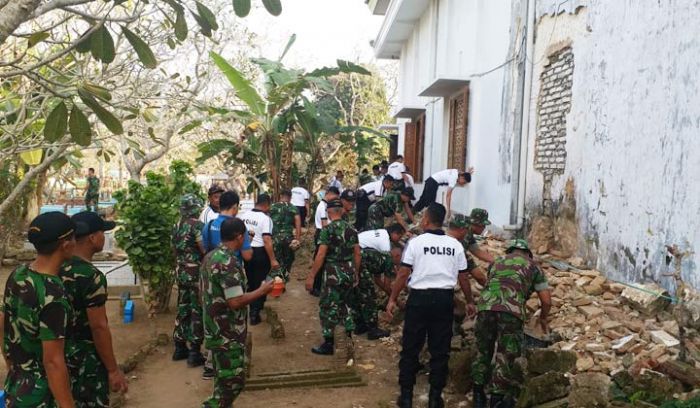 Gelar Giat Bakti Religi, Polisi dan TNI di Bangkalan Bersihkan Masjid